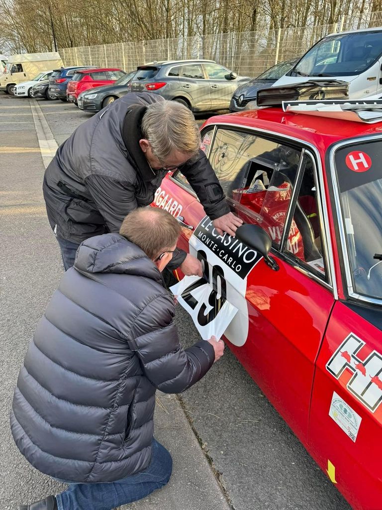 Den tidligere danmarksmester i rally Hans Kolby Hansen fra Skodsborg (bagest) og Jan Østergaard fra Juelsminde sætter startnumre på deres Lancia Fulvia HF 1.6 fra 1971 ved starten i Reims
(Foto: Privat)
